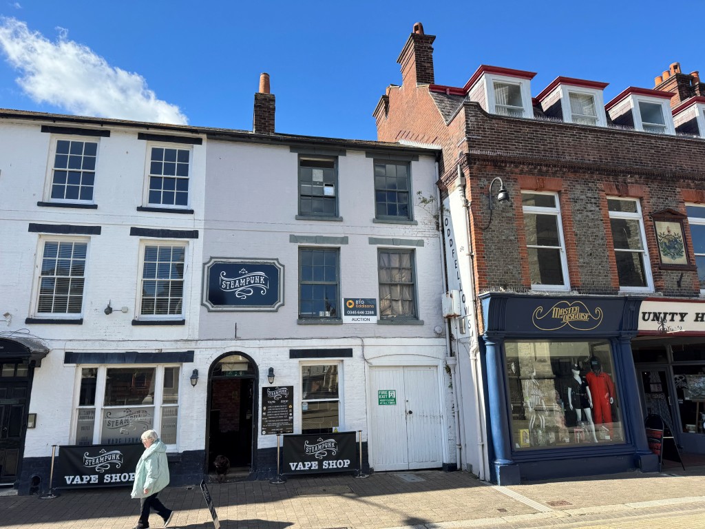 Lot: 63 - THREE STOREY FREEHOLD TOWN CENTRE COMMERCIAL INVESTMENT - The Front of the Building